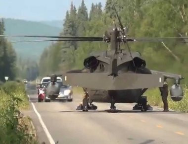 Μόνο στην Αλάσκα αυτά: Ελικόπτερο και ζώα μέσα στη μέση του δρόμου! (βίντεο)